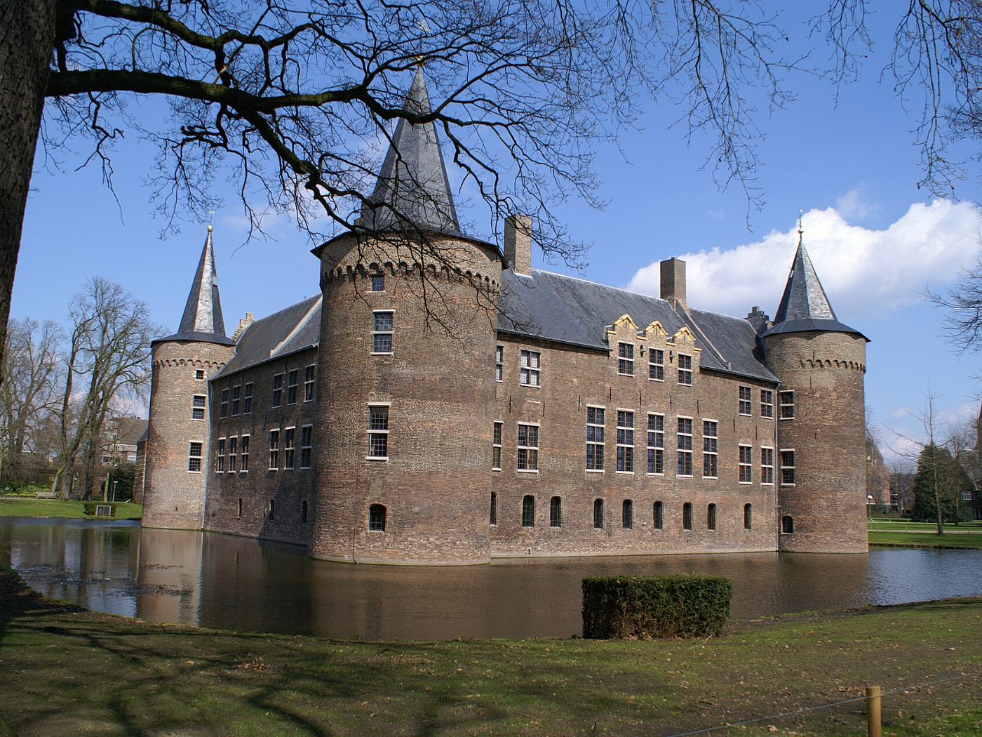 De Vismarkt aan het water in Helmond, met terrassen en de Grote Kerk op de achtergrond