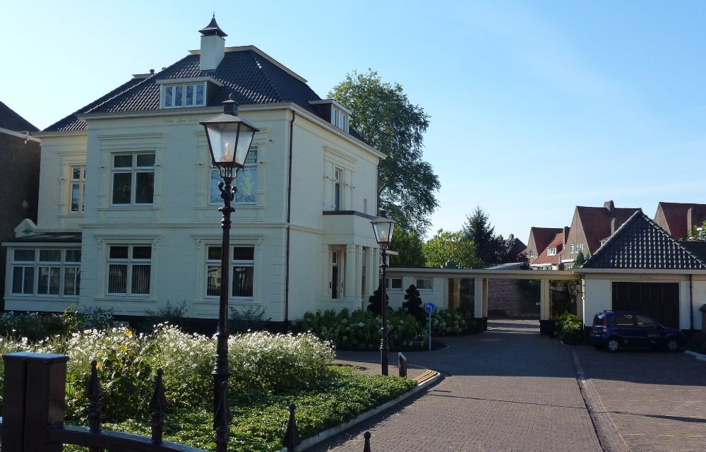 De Grote Markt in Helmond met terrassen en de Grote Kerk
